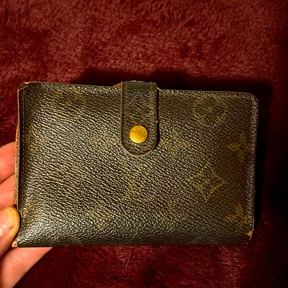 Louis Vuitton monogram wallet w kisslock coin compartment and front snap closure